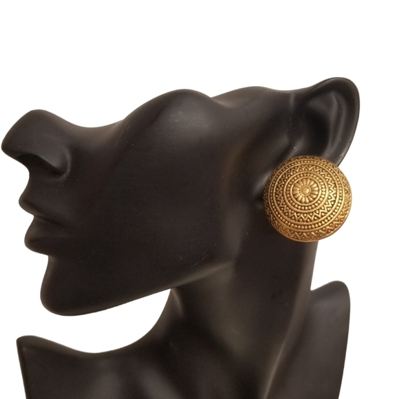 VINTAGE LARGE GOLDTONED MEDALLION STATEMENT CLIP ON EARRINGS WITH AZTEC DESIGNS - Picture 1 of 5
